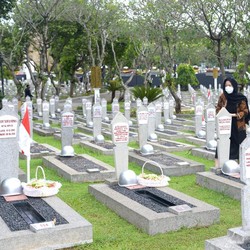 Saat Jokowi Tabur Bunga di Makam Habibie & Ani Yudhoyono
