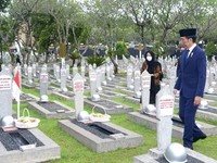 Saat Jokowi Tabur Bunga di Makam Habibie & Ani Yudhoyono
