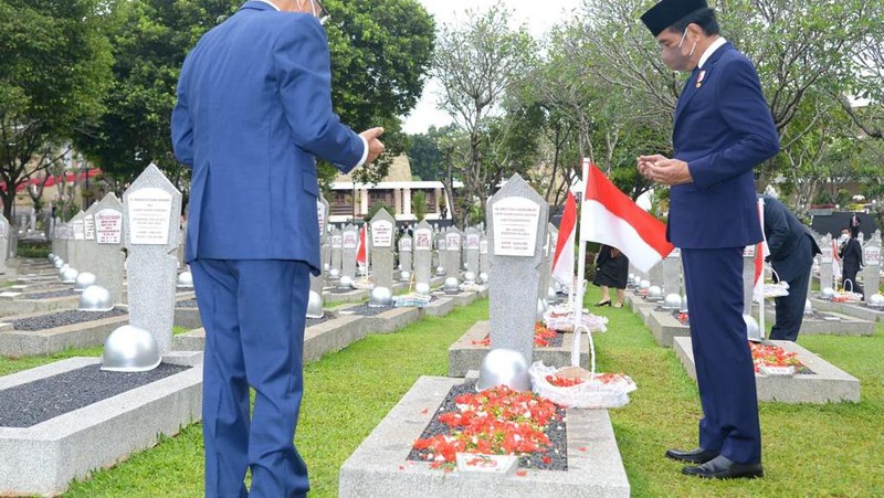 Saat Jokowi Tabur Bunga Di Makam Habibie And Ani Yudhoyono