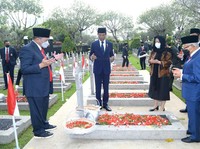 Doa Ziarah Kubur Orang Tua: Ini Bacaan Arab, Latin, & Artinya