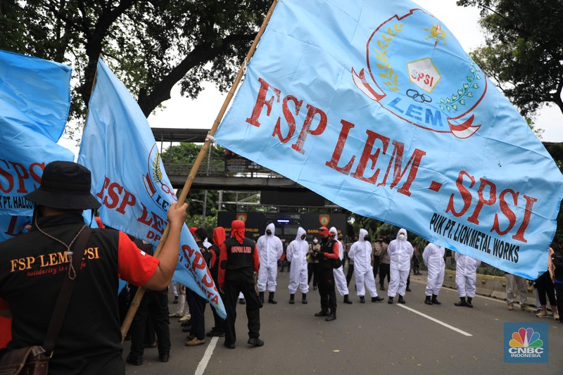 Ratusan buruh dari Konfederasi Serikat Pekerja Indonesia (KSPI) melakukan aksi demonstrasi di patung Kuda, Jakarta, Rabu, (10/11/2021). (CNBC Indonesia/Muhammad Sabki)