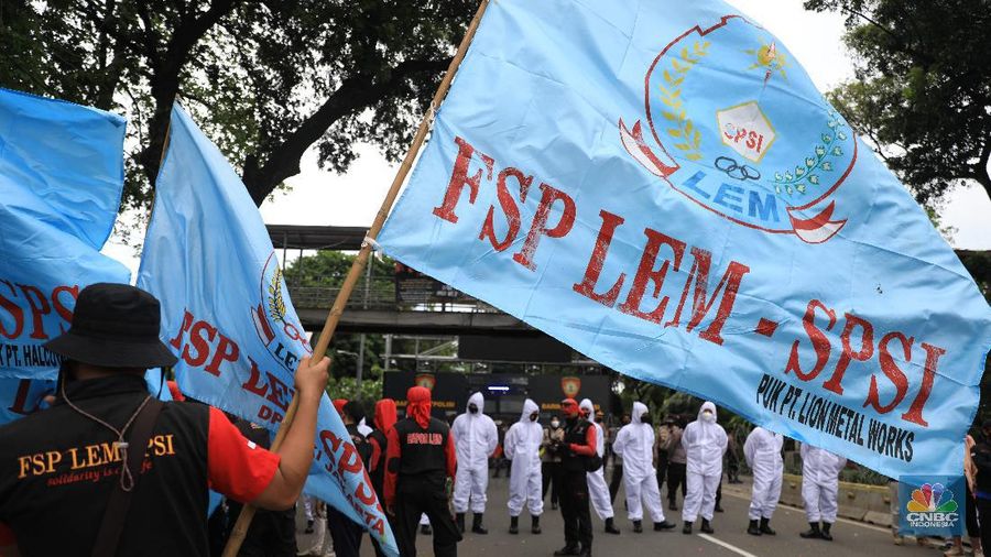 Ratusan buruh dari Konfederasi Serikat Pekerja Indonesia (KSPI) melakukan aksi demonstrasi di patung Kuda, Jakarta, Rabu, (10/11/2021). (CNBC Indonesia/Muhammad Sabki)