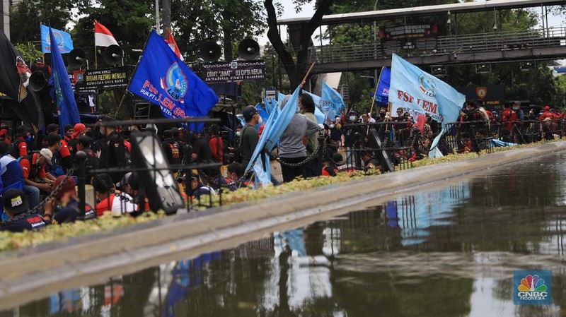 Ratusan buruh dari Konfederasi Serikat Pekerja Indonesia (KSPI) melakukan aksi demonstrasi di patung Kuda, Jakarta, Rabu, (10/11/2021). (CNBC Indonesia/Muhammad Sabki)