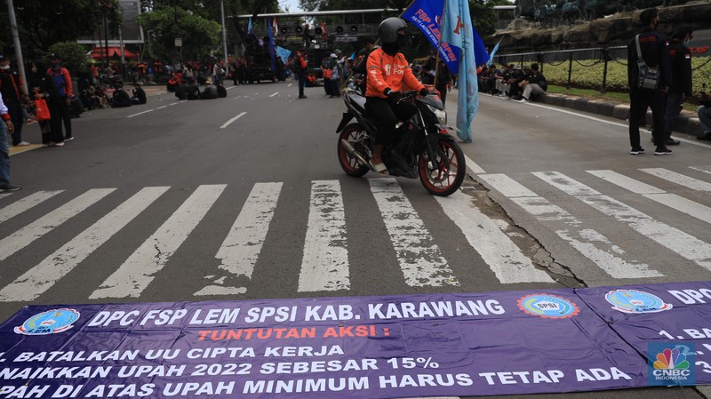 Ratusan buruh dari Konfederasi Serikat Pekerja Indonesia (KSPI) melakukan aksi demonstrasi di patung Kuda, Jakarta, Rabu, (10/11/2021). (CNBC Indonesia/Muhammad Sabki)