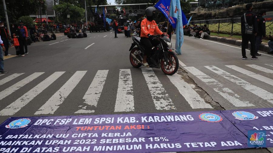 Ratusan buruh dari Konfederasi Serikat Pekerja Indonesia (KSPI) melakukan aksi demonstrasi di patung Kuda, Jakarta, Rabu, (10/11/2021). (CNBC Indonesia/Muhammad Sabki)