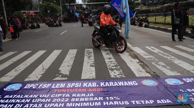 Ratusan buruh dari Konfederasi Serikat Pekerja Indonesia (KSPI) melakukan aksi demonstrasi di patung Kuda, Jakarta, Rabu, (10/11/2021). (CNBC Indonesia/Muhammad Sabki)