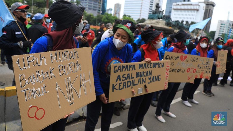 Ratusan buruh dari Konfederasi Serikat Pekerja Indonesia (KSPI) melakukan aksi demonstrasi di patung Kuda, Jakarta, Rabu, (10/11/2021). (CNBC Indonesia/Muhammad Sabki)