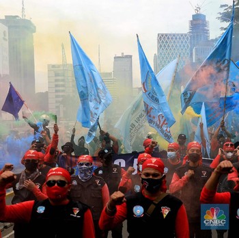 Intip Demo Ratusan Buruh Tuntut Kenaikan UMP DKI Jakarta 2022