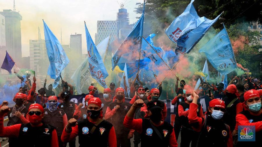 Ratusan buruh dari Konfederasi Serikat Pekerja Indonesia (KSPI) melakukan aksi demonstrasi di patung Kuda, Jakarta, Rabu, (10/11/2021). (CNBC Indonesia/Muhammad Sabki)