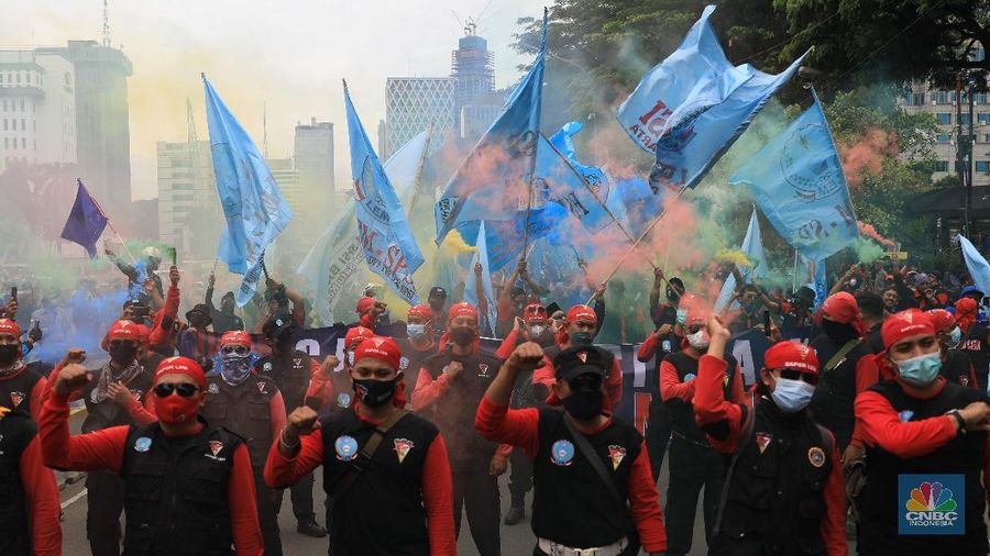 Ratusan buruh dari Konfederasi Serikat Pekerja Indonesia (KSPI) melakukan aksi demonstrasi di patung Kuda, Jakarta, Rabu, (10/11/2021). (CNBC Indonesia/Muhammad Sabki)