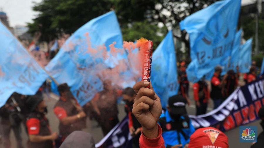 Ratusan buruh dari Konfederasi Serikat Pekerja Indonesia (KSPI) melakukan aksi demonstrasi di patung Kuda, Jakarta, Rabu, (10/11/2021). (CNBC Indonesia/Muhammad Sabki)