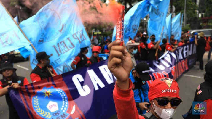 Ratusan buruh dari Konfederasi Serikat Pekerja Indonesia (KSPI) melakukan aksi demonstrasi di patung Kuda, Jakarta, Rabu, (10/11/2021). (CNBC Indonesia/Muhammad Sabki)