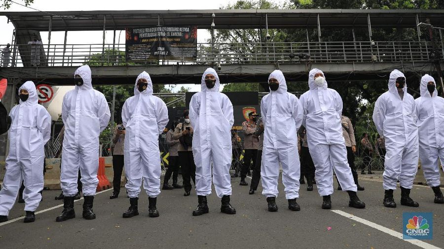 Ratusan buruh dari Konfederasi Serikat Pekerja Indonesia (KSPI) melakukan aksi demonstrasi di patung Kuda, Jakarta, Rabu, (10/11/2021). (CNBC Indonesia/Muhammad Sabki)