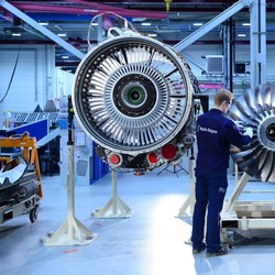 Ekonomi Sulit, Rolls-Royce Malah Naikin Gaji 14.000 Karyawan