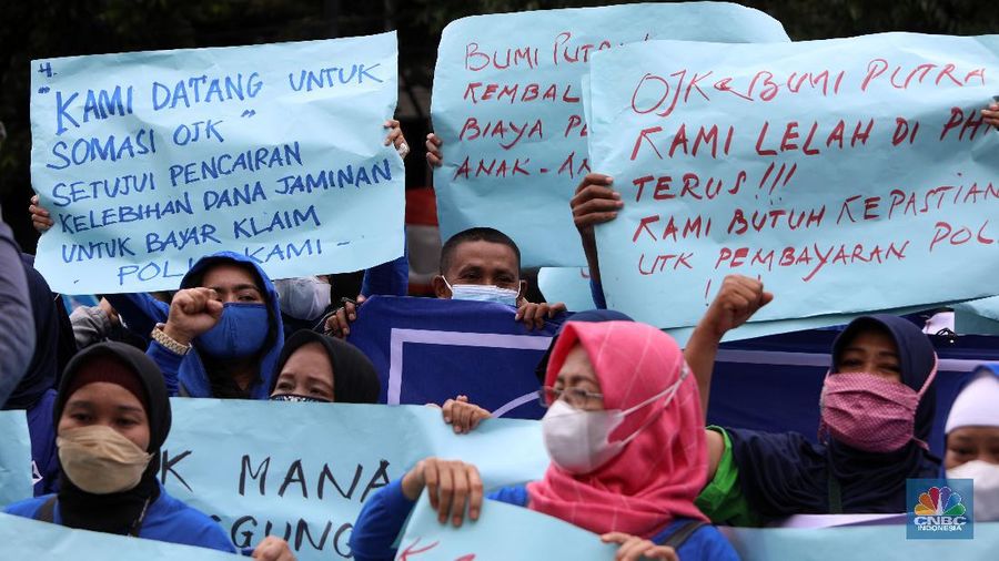 Sejumlah nasabah pemegang polis Asuransi Jiwa Bersama (AJB) Bumiputera 1912 berdemo di depan Kantor Pusat Otoritas Jasa Keuangan (OJK) yang berada di Jl Lapangan Banteng Timur, Rabu (10/11/2021). (CNBC Indonesia/Andrean Kristianto)