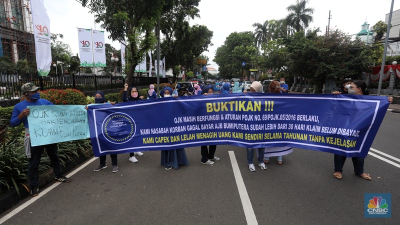 Sejumlah nasabah pemegang polis Asuransi Jiwa Bersama (AJB) Bumiputera 1912 berdemo di depan Kantor Pusat Otoritas Jasa Keuangan (OJK) yang berada di Jl Lapangan Banteng Timur, Rabu (10/11/2021). (CNBC Indonesia/Andrean Kristianto)