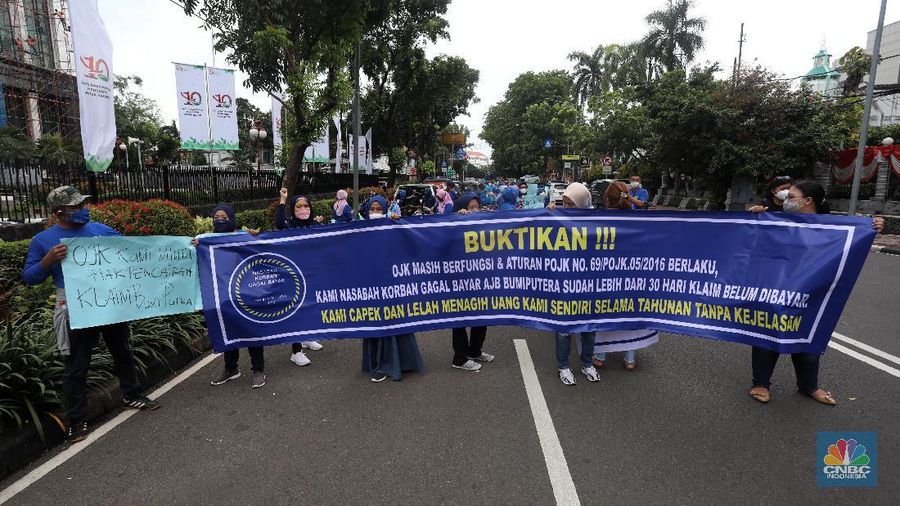 Sejumlah nasabah pemegang polis Asuransi Jiwa Bersama (AJB) Bumiputera 1912 berdemo di depan Kantor Pusat Otoritas Jasa Keuangan (OJK) yang berada di Jl Lapangan Banteng Timur, Rabu (10/11/2021). (CNBC Indonesia/Andrean Kristianto)