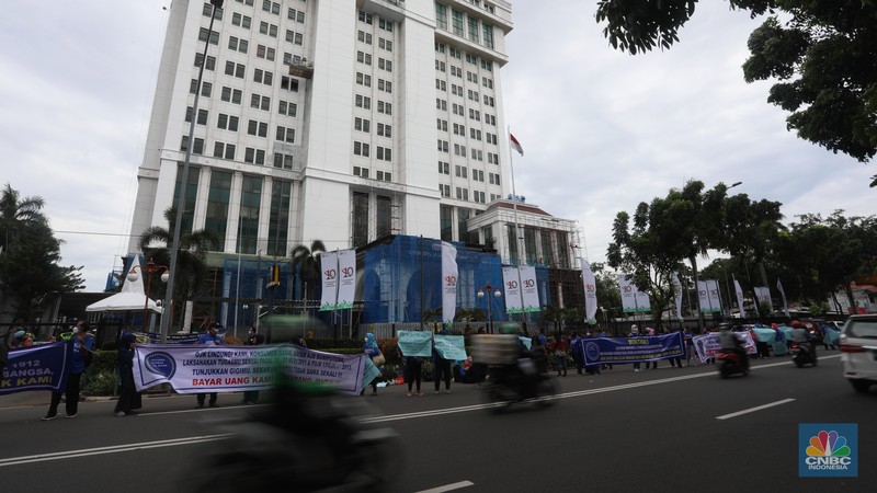 Sejumlah nasabah pemegang polis Asuransi Jiwa Bersama (AJB) Bumiputera 1912 berdemo di depan Kantor Pusat Otoritas Jasa Keuangan (OJK) yang berada di Jl Lapangan Banteng Timur, Rabu (10/11/2021). (CNBC Indonesia/Andrean Kristianto) Sejumlah nasabah pemegang polis Asuransi Jiwa Bersama (AJB) Bumiputera 1912 berdemo di depan Kantor Pusat Otoritas Jasa Keuangan (OJK) yang berada di Jl Lapangan Banteng Timur, Rabu (10/11/2021). (CNBC Indonesia/Andrean Kristianto)