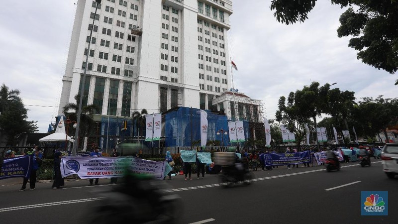 Sejumlah nasabah pemegang polis Asuransi Jiwa Bersama (AJB) Bumiputera 1912 berdemo di depan Kantor Pusat Otoritas Jasa Keuangan (OJK) yang berada di Jl Lapangan Banteng Timur, Rabu (10/11/2021). (CNBC Indonesia/Andrean Kristianto)