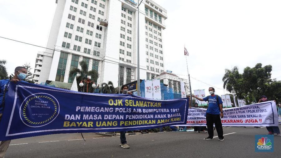 Sejumlah nasabah pemegang polis Asuransi Jiwa Bersama (AJB) Bumiputera 1912 berdemo di depan Kantor Pusat Otoritas Jasa Keuangan (OJK) yang berada di Jl Lapangan Banteng Timur, Rabu (10/11/2021). (CNBC Indonesia/Andrean Kristianto)