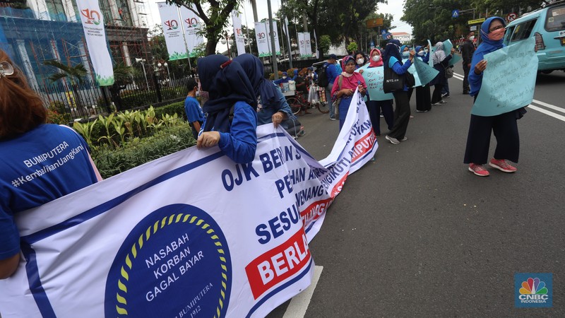 Sejumlah nasabah pemegang polis Asuransi Jiwa Bersama (AJB) Bumiputera 1912 berdemo di depan Kantor Pusat Otoritas Jasa Keuangan (OJK) yang berada di Jl Lapangan Banteng Timur, Rabu (10/11/2021). (CNBC Indonesia/Andrean Kristianto) Sejumlah nasabah pemegang polis Asuransi Jiwa Bersama (AJB) Bumiputera 1912 berdemo di depan Kantor Pusat Otoritas Jasa Keuangan (OJK) yang berada di Jl Lapangan Banteng Timur, Rabu (10/11/2021). (CNBC Indonesia/Andrean Kristianto)