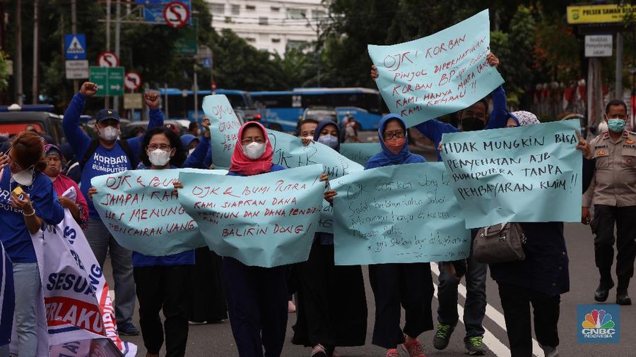 Sejumlah nasabah pemegang polis Asuransi Jiwa Bersama (AJB) Bumiputera 1912 berdemo di depan Kantor Pusat Otoritas Jasa Keuangan (OJK) yang berada di Jl Lapangan Banteng Timur, Rabu (10/11/2021). (վ/Andrean Kristianto)