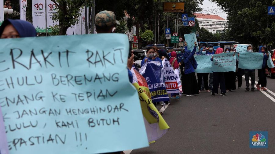 Sejumlah nasabah pemegang polis Asuransi Jiwa Bersama (AJB) Bumiputera 1912 berdemo di depan Kantor Pusat Otoritas Jasa Keuangan (OJK) yang berada di Jl Lapangan Banteng Timur, Rabu (10/11/2021). (CNBC Indonesia/Andrean Kristianto)