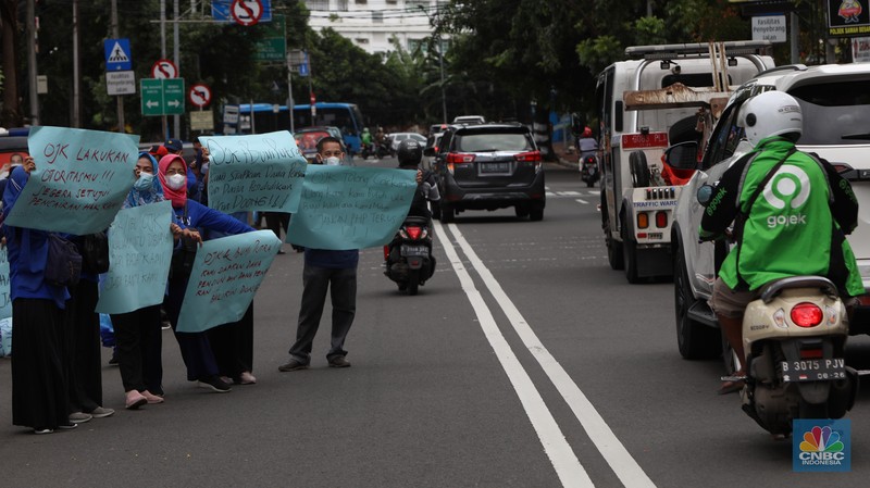 Sejumlah nasabah pemegang polis Asuransi Jiwa Bersama (AJB) Bumiputera 1912 berdemo di depan Kantor Pusat Otoritas Jasa Keuangan (OJK) yang berada di Jl Lapangan Banteng Timur, Rabu (10/11/2021). (CNBC Indonesia/Andrean Kristianto) Sejumlah nasabah pemegang polis Asuransi Jiwa Bersama (AJB) Bumiputera 1912 berdemo di depan Kantor Pusat Otoritas Jasa Keuangan (OJK) yang berada di Jl Lapangan Banteng Timur, Rabu (10/11/2021). (CNBC Indonesia/Andrean Kristianto)