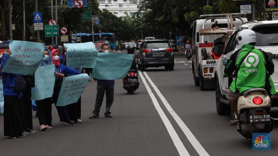 Sejumlah nasabah pemegang polis Asuransi Jiwa Bersama (AJB) Bumiputera 1912 berdemo di depan Kantor Pusat Otoritas Jasa Keuangan (OJK) yang berada di Jl Lapangan Banteng Timur, Rabu (10/11/2021). (CNBC Indonesia/Andrean Kristianto)