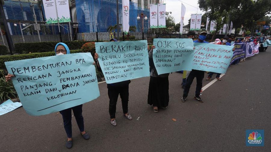 Sejumlah nasabah pemegang polis Asuransi Jiwa Bersama (AJB) Bumiputera 1912 berdemo di depan Kantor Pusat Otoritas Jasa Keuangan (OJK) yang berada di Jl Lapangan Banteng Timur, Rabu (10/11/2021). (CNBC Indonesia/Andrean Kristianto)