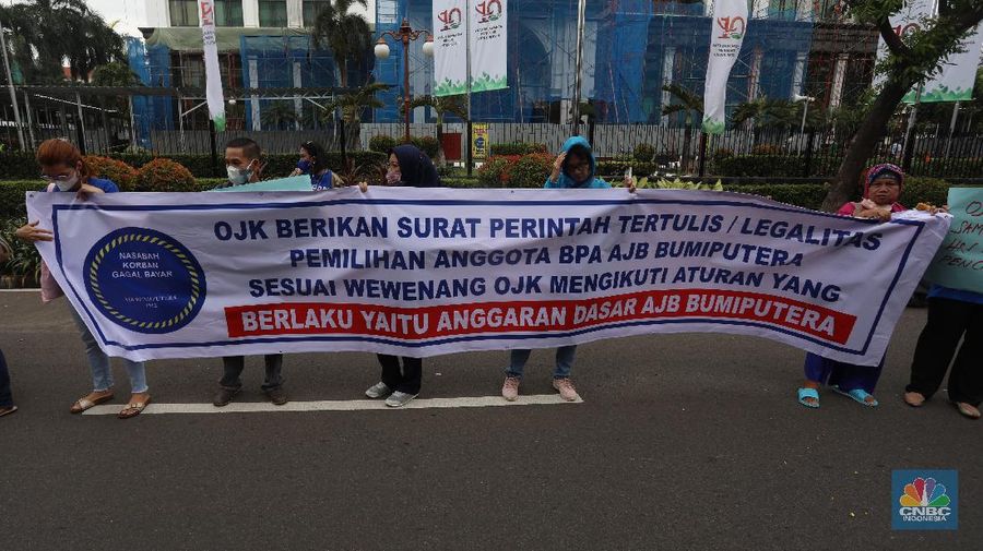 Sejumlah nasabah pemegang polis Asuransi Jiwa Bersama (AJB) Bumiputera 1912 berdemo di depan Kantor Pusat Otoritas Jasa Keuangan (OJK) yang berada di Jl Lapangan Banteng Timur, Rabu (10/11/2021). (CNBC Indonesia/Andrean Kristianto)