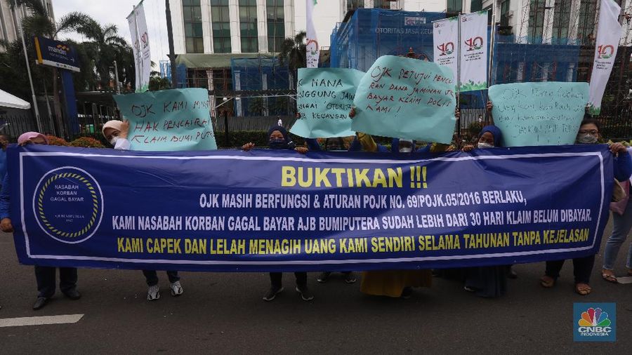 Sejumlah nasabah pemegang polis Asuransi Jiwa Bersama (AJB) Bumiputera 1912 berdemo di depan Kantor Pusat Otoritas Jasa Keuangan (OJK) yang berada di Jl Lapangan Banteng Timur, Rabu (10/11/2021). (CNBC Indonesia/Andrean Kristianto)