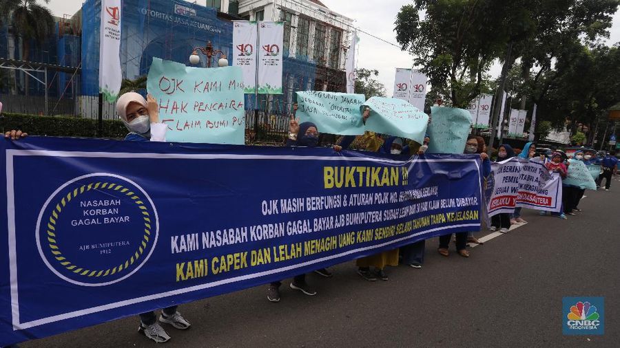 Sejumlah nasabah pemegang polis Asuransi Jiwa Bersama (AJB) Bumiputera 1912 berdemo di depan Kantor Pusat Otoritas Jasa Keuangan (OJK) yang berada di Jl Lapangan Banteng Timur, Rabu (10/11/2021). (CNBC Indonesia/Andrean Kristianto)