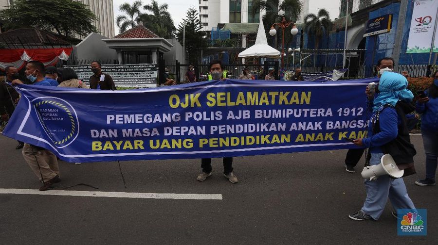 Sejumlah nasabah pemegang polis Asuransi Jiwa Bersama (AJB) Bumiputera 1912 berdemo di depan Kantor Pusat Otoritas Jasa Keuangan (OJK) yang berada di Jl Lapangan Banteng Timur, Rabu (10/11/2021). (CNBC Indonesia/Andrean Kristianto)