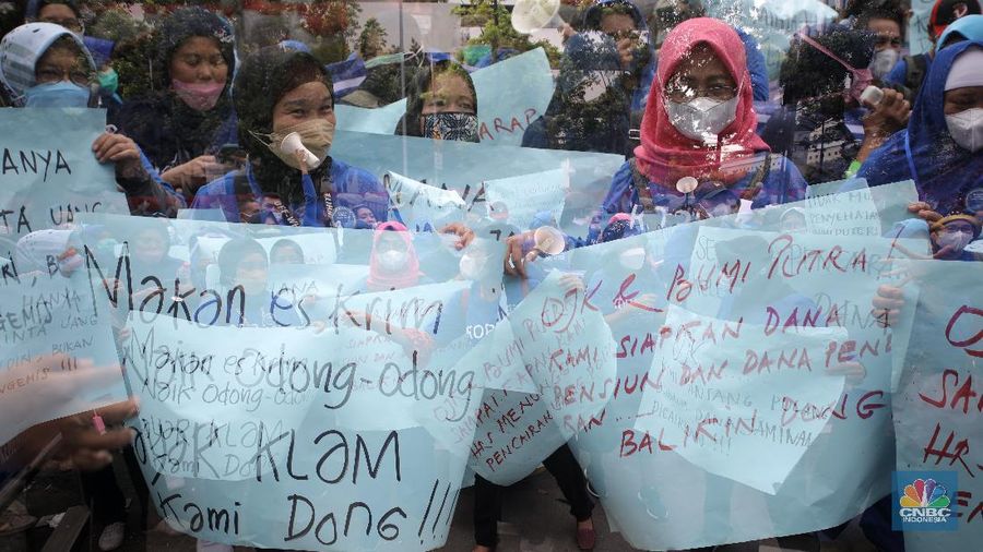 Sejumlah nasabah pemegang polis Asuransi Jiwa Bersama (AJB) Bumiputera 1912 berdemo di depan Kantor Pusat Otoritas Jasa Keuangan (OJK) yang berada di Jl Lapangan Banteng Timur, Rabu (10/11/2021). (CNBC Indonesia/Andrean Kristianto)
