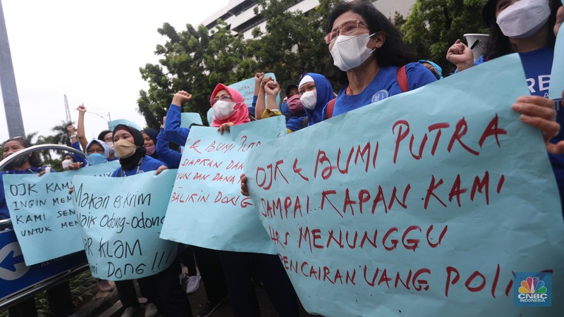 Sejumlah nasabah pemegang polis Asuransi Jiwa Bersama (AJB) Bumiputera 1912 berdemo di depan Kantor Pusat Otoritas Jasa Keuangan (OJK) yang berada di Jl Lapangan Banteng Timur, Rabu (10/11/2021). (CNBC Indonesia/Andrean Kristianto)