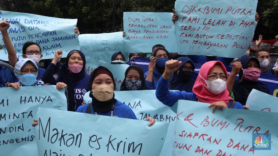 Sejumlah nasabah pemegang polis Asuransi Jiwa Bersama (AJB) Bumiputera 1912 berdemo di depan Kantor Pusat Otoritas Jasa Keuangan (OJK) yang berada di Jl Lapangan Banteng Timur, Rabu (10/11/2021). (CNBC Indonesia/Andrean Kristianto)