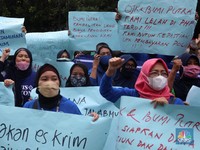 Puluhan Ibu-ibu Nasabah Bumiputera Serbu Markas OJK, Ada Apa?
