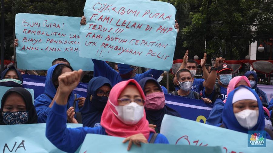Sejumlah nasabah pemegang polis Asuransi Jiwa Bersama (AJB) Bumiputera 1912 berdemo di depan Kantor Pusat Otoritas Jasa Keuangan (OJK) yang berada di Jl Lapangan Banteng Timur, Rabu (10/11/2021). (CNBC Indonesia/Andrean Kristianto)