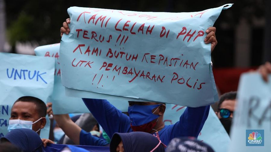 Sejumlah nasabah pemegang polis Asuransi Jiwa Bersama (AJB) Bumiputera 1912 berdemo di depan Kantor Pusat Otoritas Jasa Keuangan (OJK) yang berada di Jl Lapangan Banteng Timur, Rabu (10/11/2021). (CNBC Indonesia/Andrean Kristianto)