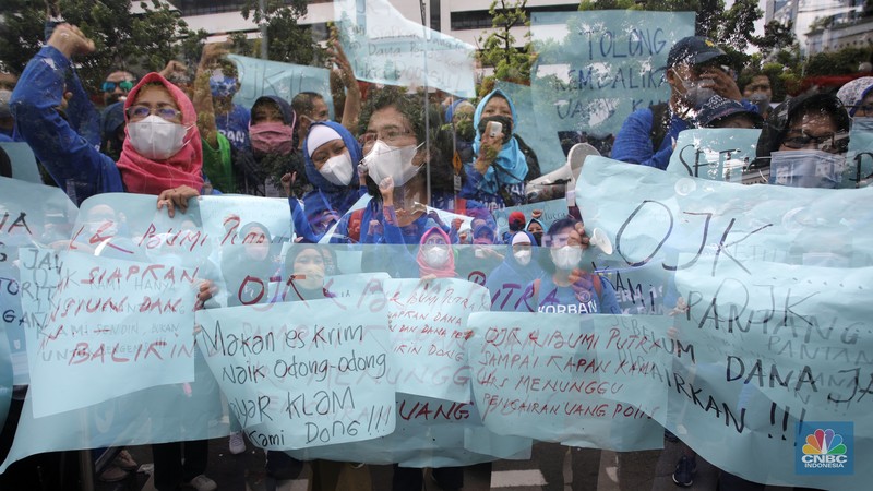 Sejumlah nasabah pemegang polis Asuransi Jiwa Bersama (AJB) Bumiputera 1912 berdemo di depan Kantor Pusat Otoritas Jasa Keuangan (OJK) yang berada di Jl Lapangan Banteng Timur, Rabu (10/11/2021). (CNBC Indonesia/Andrean Kristianto) Sejumlah nasabah pemegang polis Asuransi Jiwa Bersama (AJB) Bumiputera 1912 berdemo di depan Kantor Pusat Otoritas Jasa Keuangan (OJK) yang berada di Jl Lapangan Banteng Timur, Rabu (10/11/2021). (CNBC Indonesia/Andrean Kristianto)