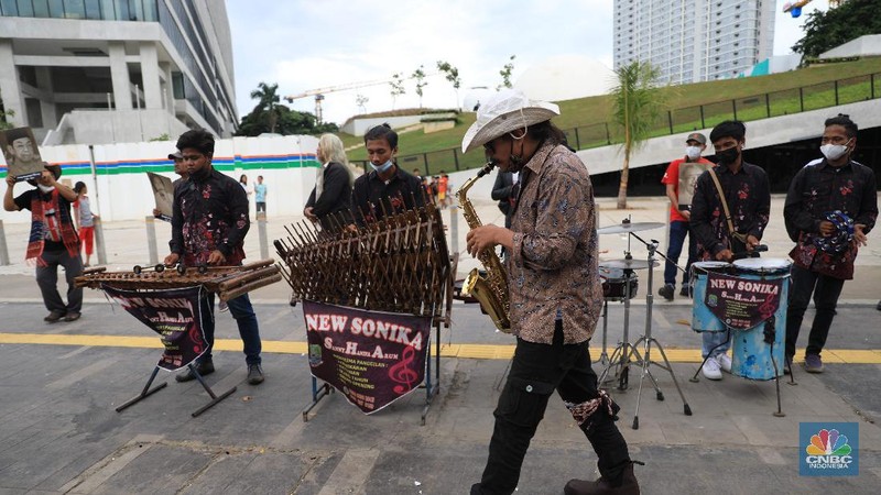 Sejumlah seniman melakukan pertunjukan di halaman depan Taman Ismail Marzuki (TIM), Cikini, Jakarta Pusat, Rabu (11/10/2021). (CNBC Indonesia/Muhammad Sabki)