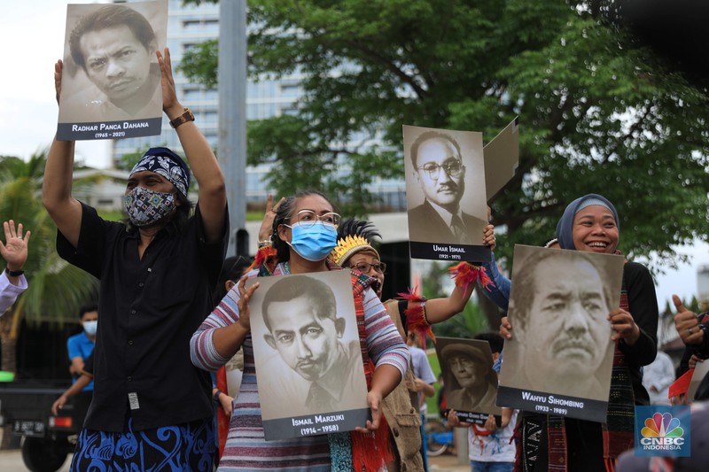 Sejumlah seniman melakukan pertunjukan di halaman depan Taman Ismail Marzuki (TIM), Cikini, Jakarta Pusat, Rabu (11/10/2021). (CNBC Indonesia/Muhammad Sabki)