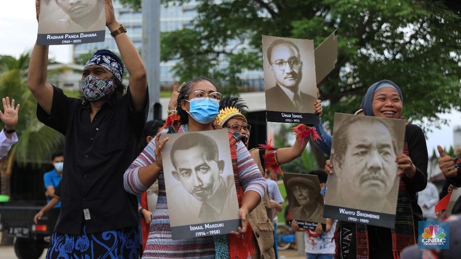 Sejumlah seniman melakukan pertunjukan di halaman depan Taman Ismail Marzuki (TIM), Cikini, Jakarta Pusat, Rabu (11/10/2021). (CNBC Indonesia/Muhammad Sabki)