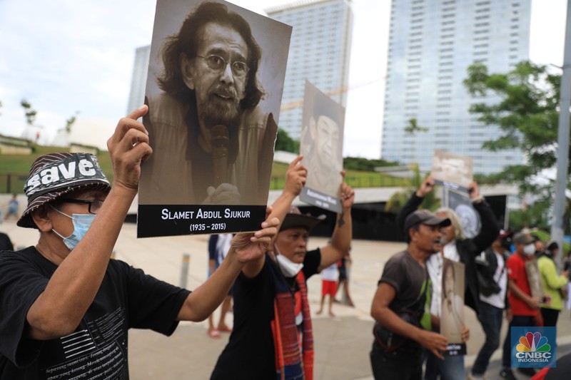 Sejumlah seniman melakukan pertunjukan di halaman depan Taman Ismail Marzuki (TIM), Cikini, Jakarta Pusat, Rabu (11/10/2021). (CNBC Indonesia/Muhammad Sabki)