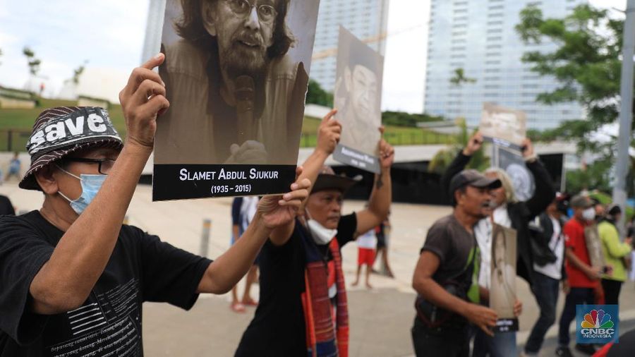 Sejumlah seniman melakukan pertunjukan di halaman depan Taman Ismail Marzuki (TIM), Cikini, Jakarta Pusat, Rabu (11/10/2021). (CNBC Indonesia/Muhammad Sabki)