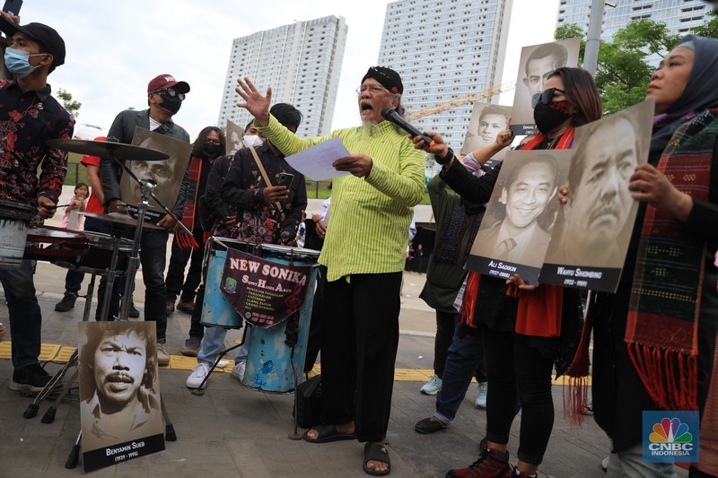 Sejumlah seniman melakukan pertunjukan di halaman depan Taman Ismail Marzuki (TIM), Cikini, Jakarta Pusat, Rabu (11/10/2021). (CNBC Indonesia/Muhammad Sabki) Sejumlah seniman melakukan pertunjukan di halaman depan Taman Ismail Marzuki (TIM), Cikini, Jakarta Pusat, Rabu (11/10/2021). (CNBC Indonesia/Muhammad Sabki)