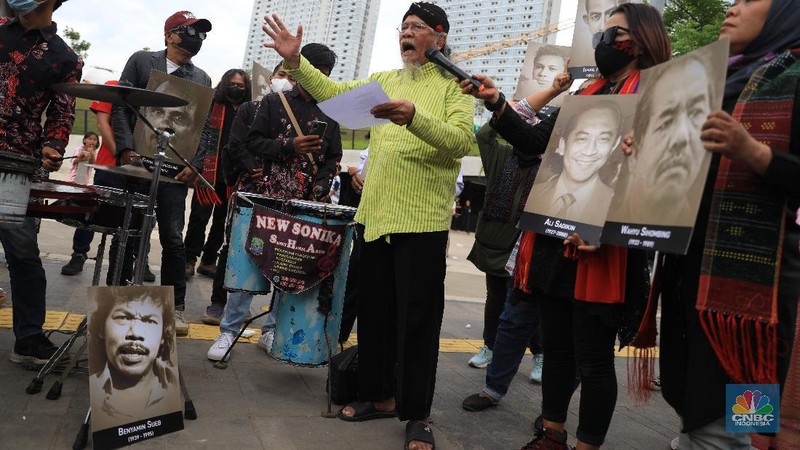 Sejumlah seniman melakukan pertunjukan di halaman depan Taman Ismail Marzuki (TIM), Cikini, Jakarta Pusat, Rabu (11/10/2021). (CNBC Indonesia/Muhammad Sabki)