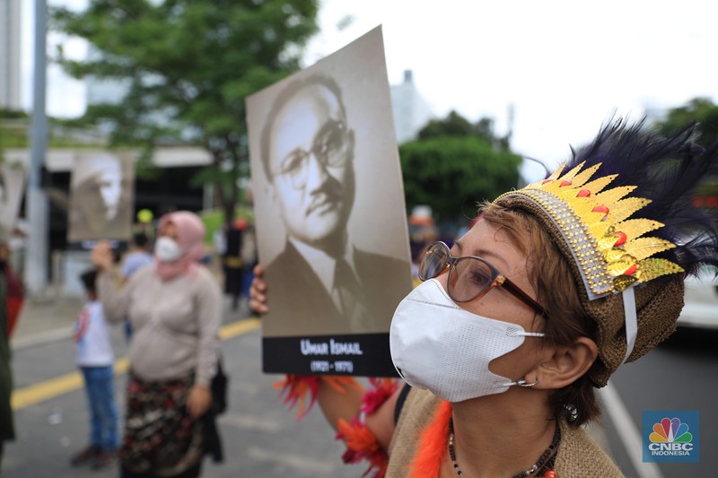 Sejumlah seniman melakukan pertunjukan di halaman depan Taman Ismail Marzuki (TIM), Cikini, Jakarta Pusat, Rabu (11/10/2021). (CNBC Indonesia/Muhammad Sabki)