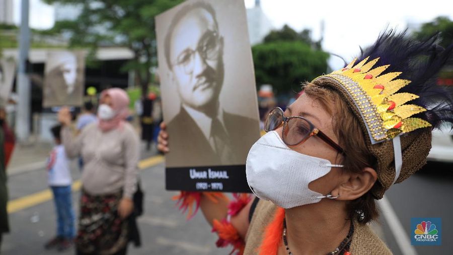 Sejumlah seniman melakukan pertunjukan di halaman depan Taman Ismail Marzuki (TIM), Cikini, Jakarta Pusat, Rabu (11/10/2021). (CNBC Indonesia/Muhammad Sabki)